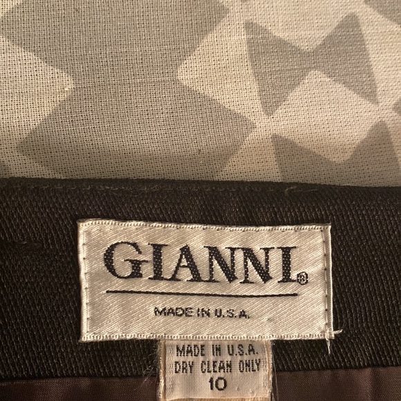 Gianni Skirt. Hidden  zipper in back. Slit in back of skirt.. like new. - Picture 4 of 4